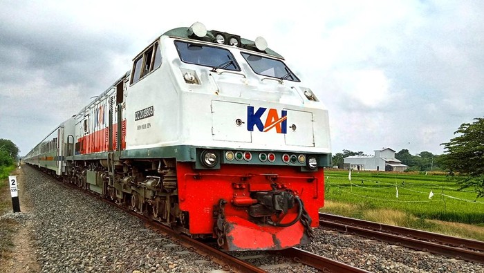 Angka Tersembunyi di Balik Rel: Wisatawan Asing Semakin Gemar Menjelajah Indonesia dengan Kereta Api