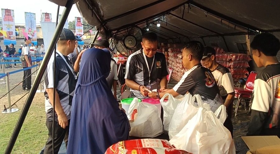 Warga Serbu Sembako di Pasar Murah Polres Jakarta Pusat Jelang Hari Bhayangkara
