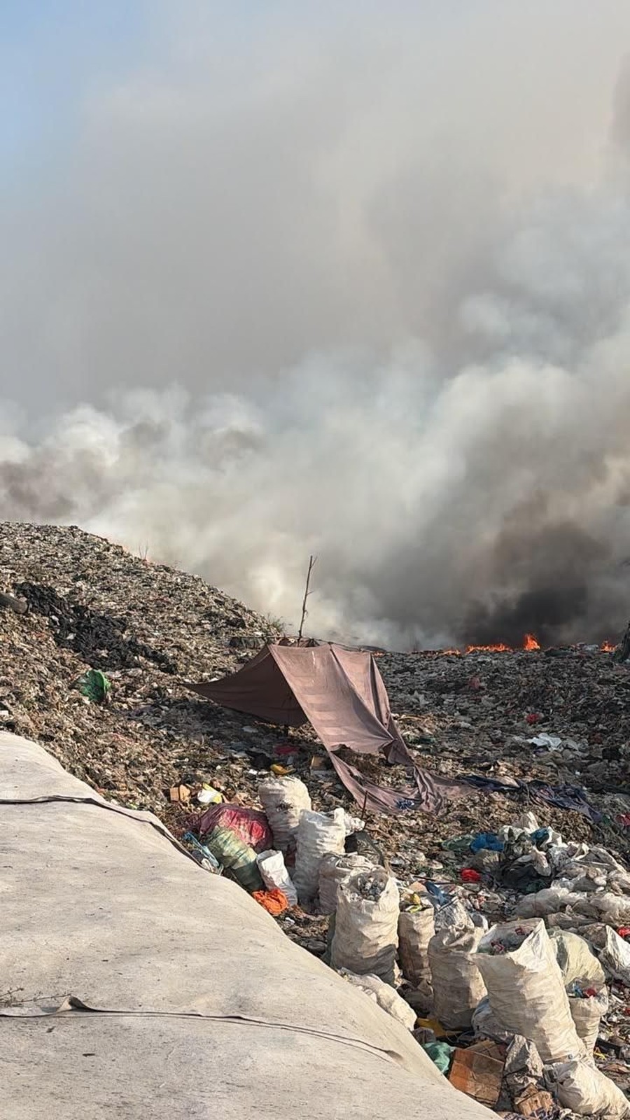 Gunungan Sampah di TPA Jatiwaringin Setara Bangunan 7 Lantai, Helikopter Dikerahkan Atasi Kebakaran