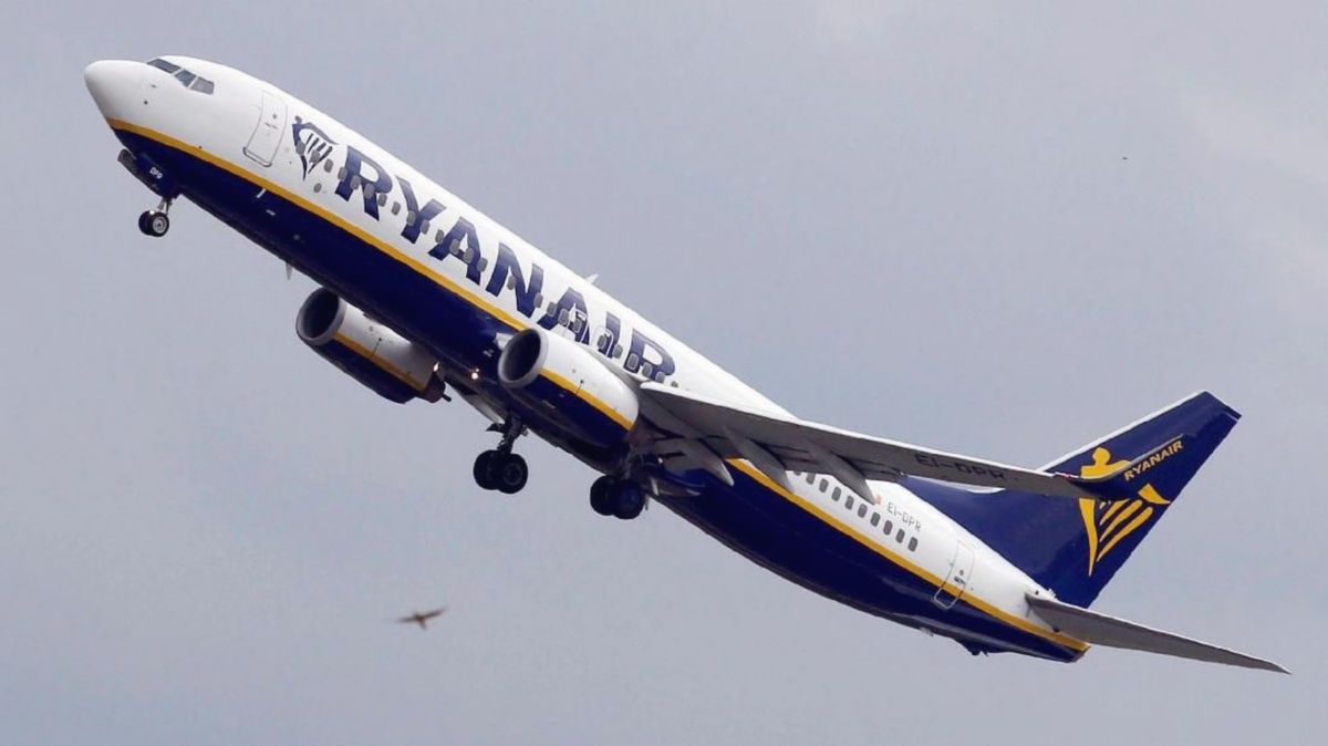 Penumpang Ryanair Nyaris Tersedot Keluar Jendela Pesawat