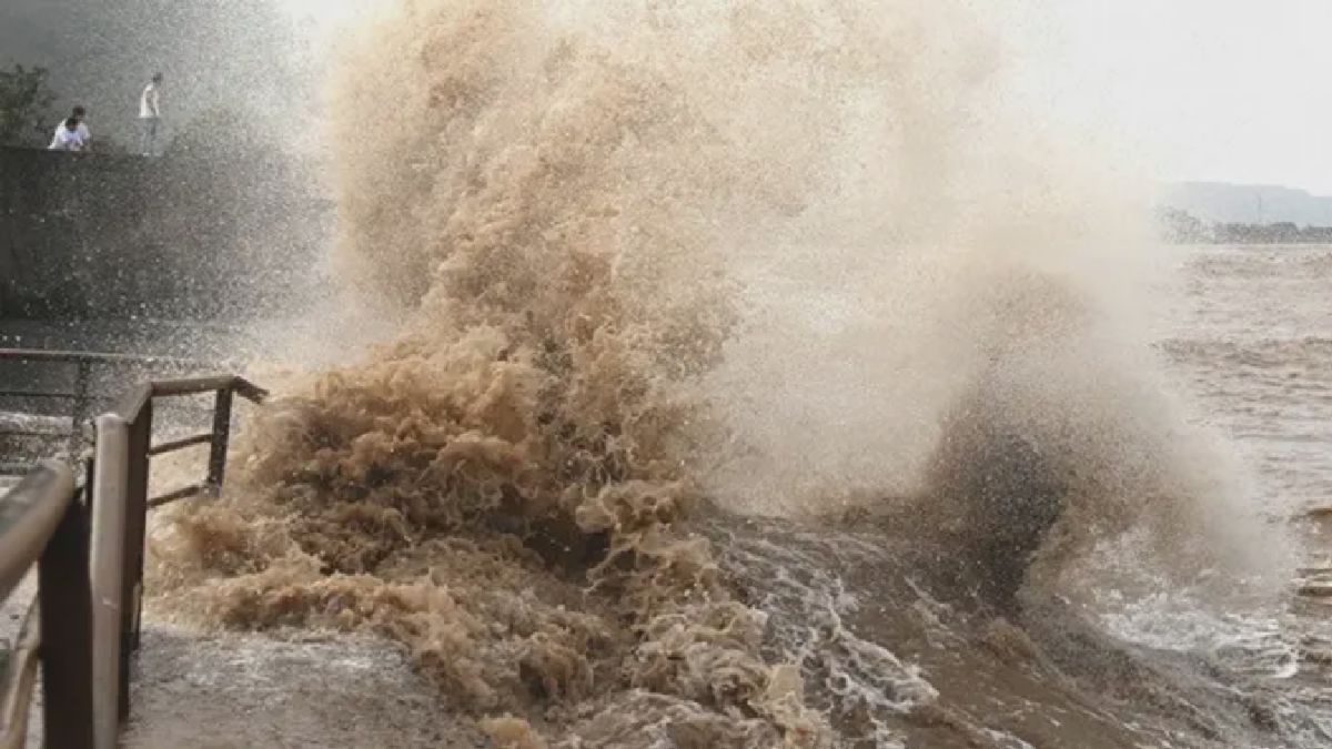 Topan Bavi Picu Gelombang Besar di Pesisir Zhejiang