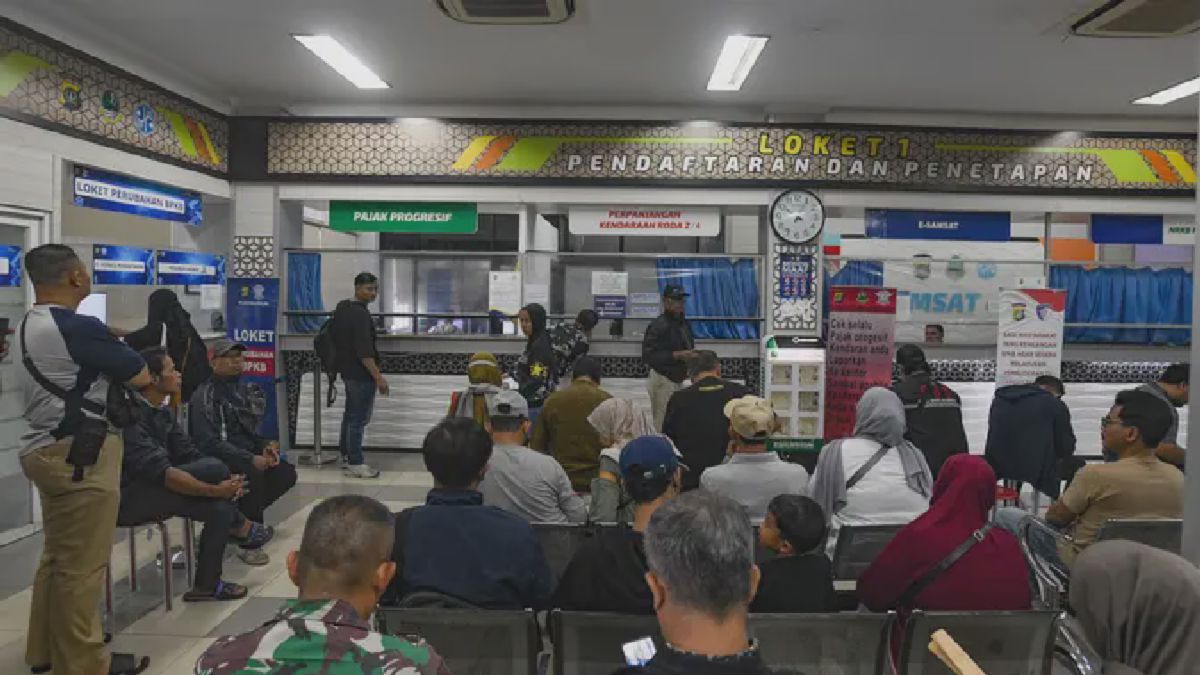 Program Pemutihan Pajak Kendaraan Dipadati Warga di Samsat Cinere