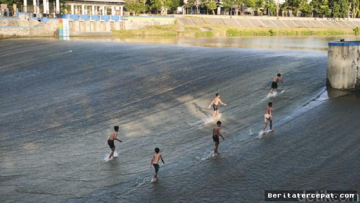 Semarang — Warga Kembali Seluncur Tanpa Izin di Bendung Pleret BKB Semarang