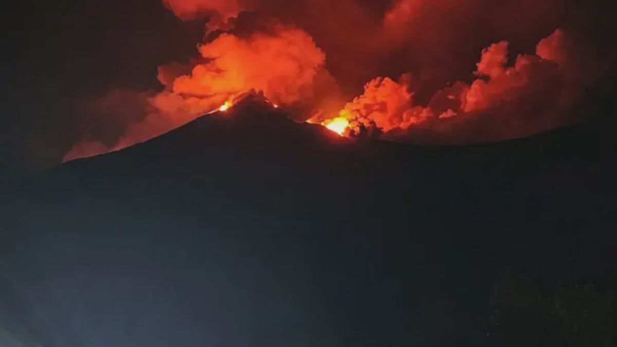 Gunung Karangetang Erupsi, Semburan Api dan Lava Pijar Muncul