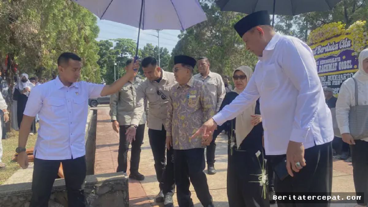JAKARTA — Suasana duka menyelimuti TPU Karet Bivak, Jakarta Pusat, Selasa sore.