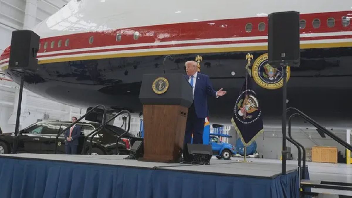 Trump Inspeksi Boeing 747 Baru untuk Air Force One