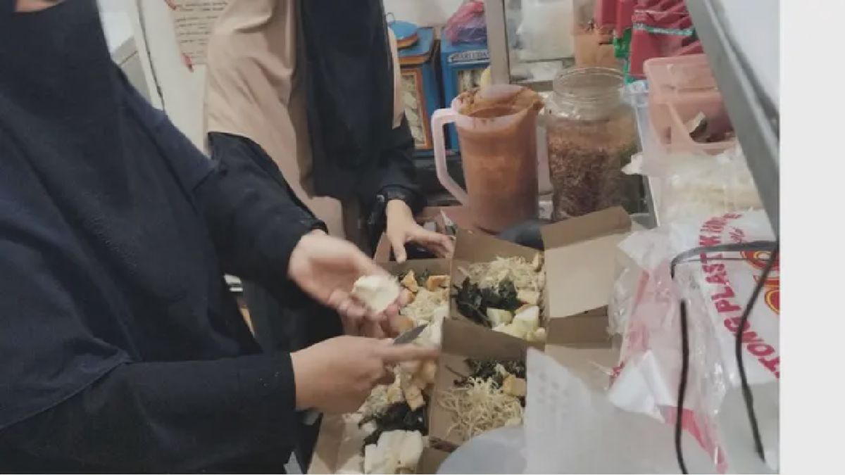 Pasutri Babah Fina dan Ummi Labib Racik Bumbu Warisan Setiap Hari