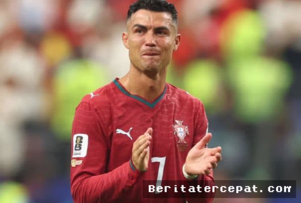 Beritatercepat.com  - Panggung Piala Dunia akhirnya resmi kehilangan salah satu megabintang terbesarnya. Cristiano Ronaldo, kapten timnas Portugal, menutup lembaran panjang karier internasionalnya di turnamen sepak bola paling akbar sejagat dengan sebuah akhir yang mengharu biru. Perjalanan di Qatar 2022 menjadi panggung terakhir sang legenda; bukan hanya soal statistik dan trofi, melainkan tentang air mata, kehancuran mimpi, dan penerimaan bahwa waktu tak pernah bisa dikalahkan.