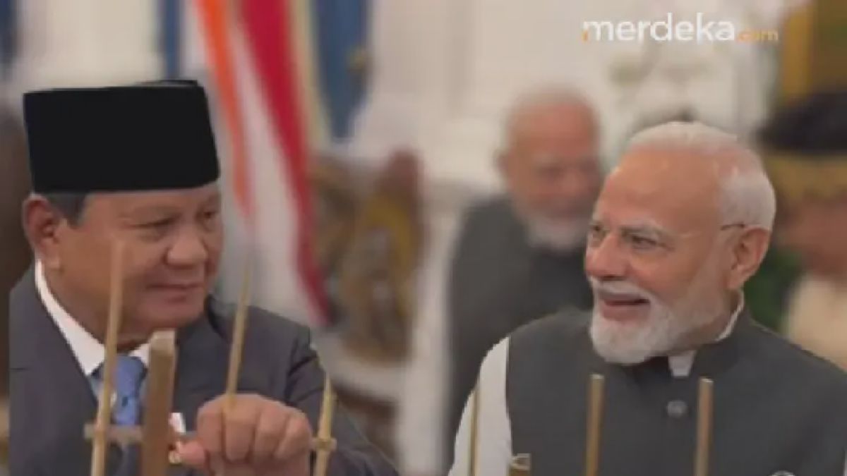 PM India Modi Sumringah Main Angklung Hadiah dari Prabowo