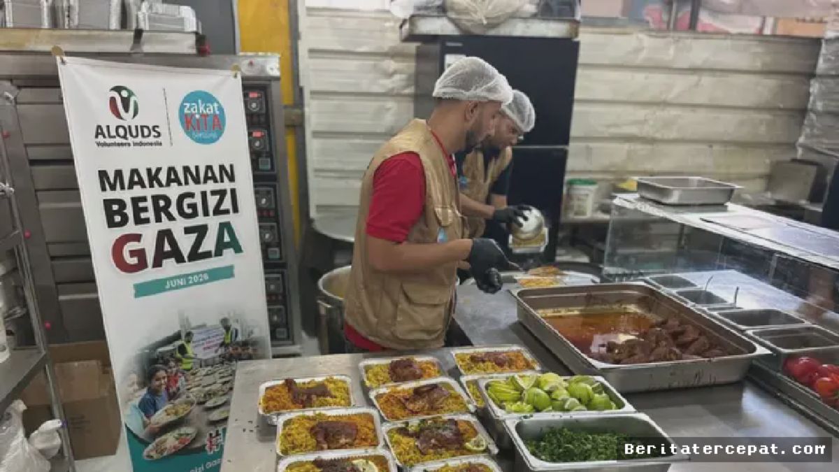 Gaza: Relawan Al-Quds Sajikan Ribuan Porsi Makanan untuk Anak