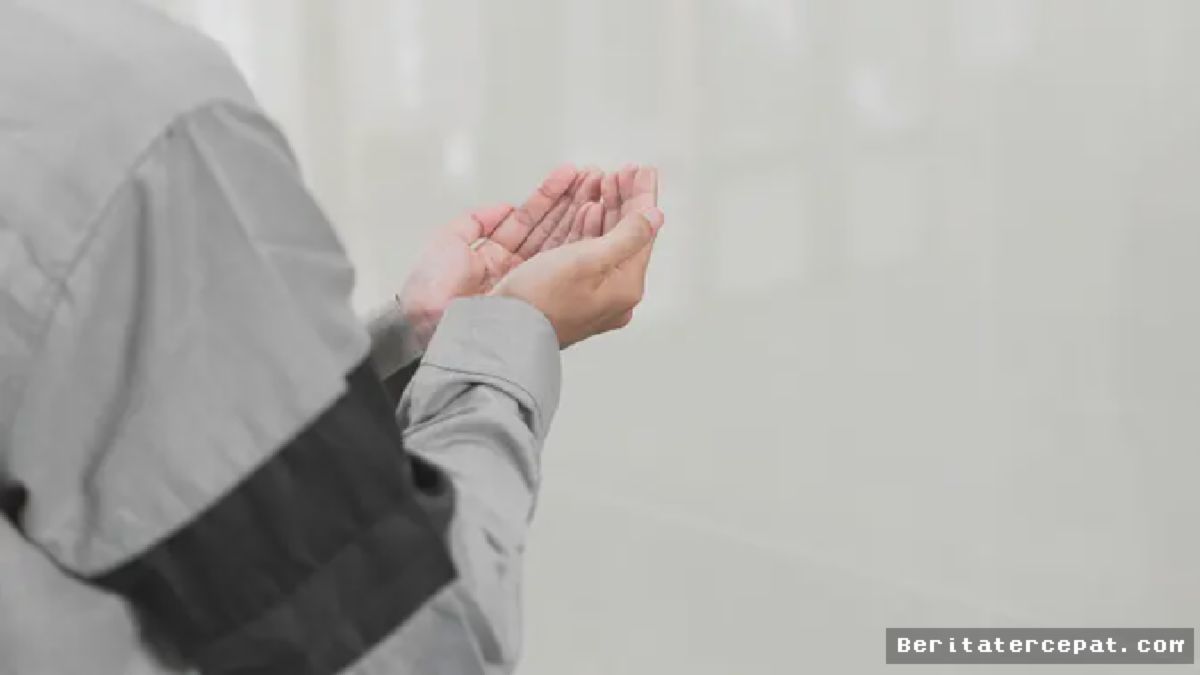 # Potret Khusyuk Doa Muslim Ini Menjadi Simbol Perdamaian Viral