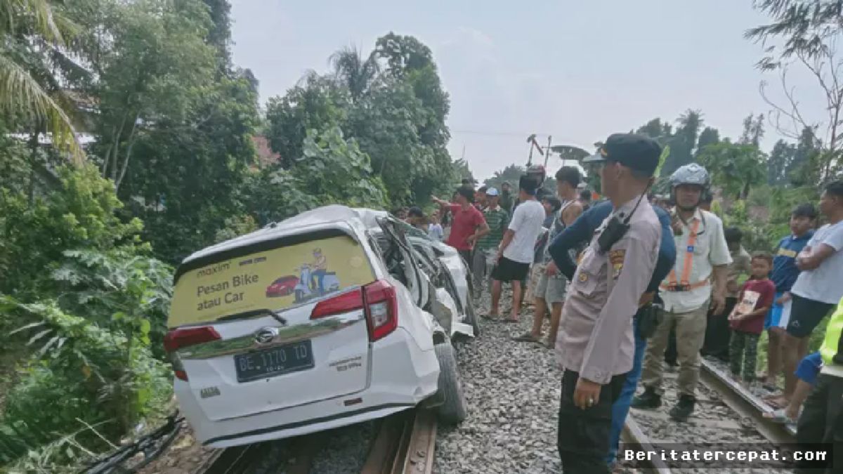 Natar — Mobil Maxim Ringsek Tertabrak Kereta Tanpa Palang Pintu