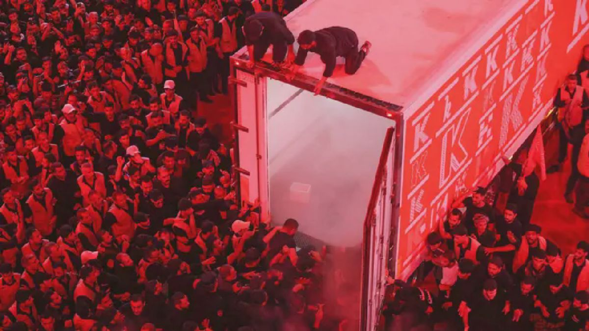 Jutaan Pelayat Padati Karbala Antar Jenazah Ali Khamenei