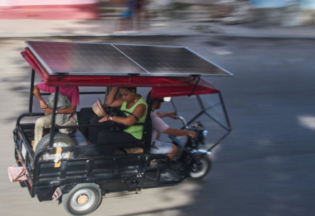Becak Listrik Tenaga Surya Jadi Andalan Warga Saat Kuba Gelap