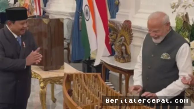 NEW DELHI, Beritatercepat.com  — Presiden Republik Indonesia, Prabowo Subianto, memberikan hadiah diplomasi budaya yang sarat makna kepada Perdana Menteri India, Narendra Modi, dalam kunjungan kenegaraannya ke New Delhi. Sebuah set angklung, alat musik tradisional asal Jawa Barat yang telah diakui UNESCO sebagai Warisan Budaya Tak Benda, diserahkan langsung oleh Presiden Prabowo sebagai simbol persahabatan dan harmoni antara kedua bangsa.