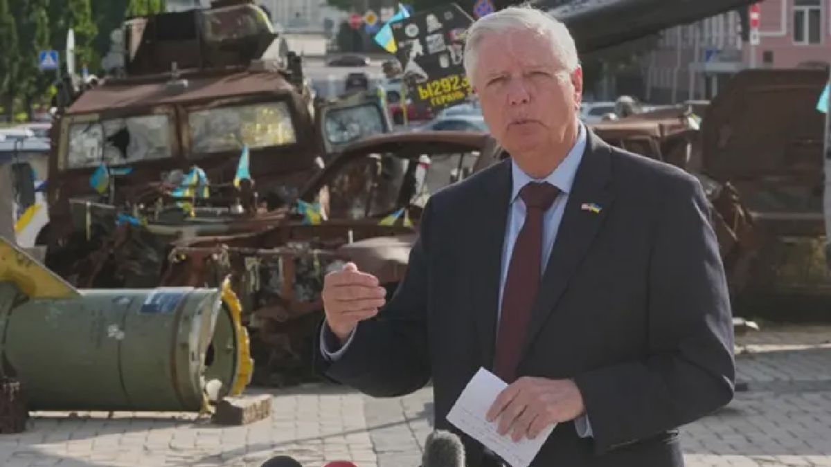 Senator AS Lindsey Graham Tinjau Pameran Tank Rusia di Kyiv
