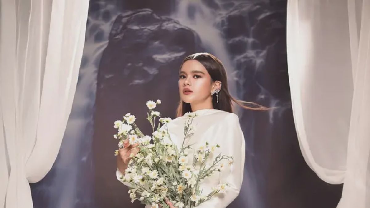Audi Marissa Tampil Bak Dewi dalam Gaun Backless Putih di Pemotretan Terbaru