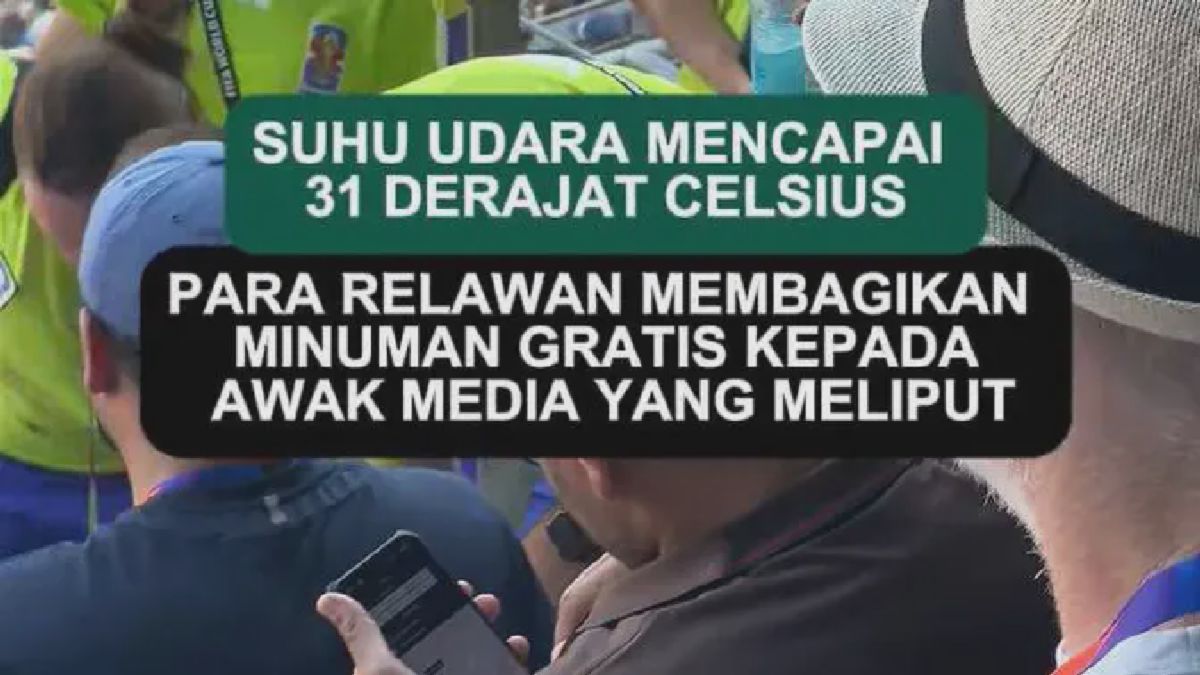 Suhu Capai 31 Derajat, Relawan Bagikan Minuman Gratis bagi Wartawan