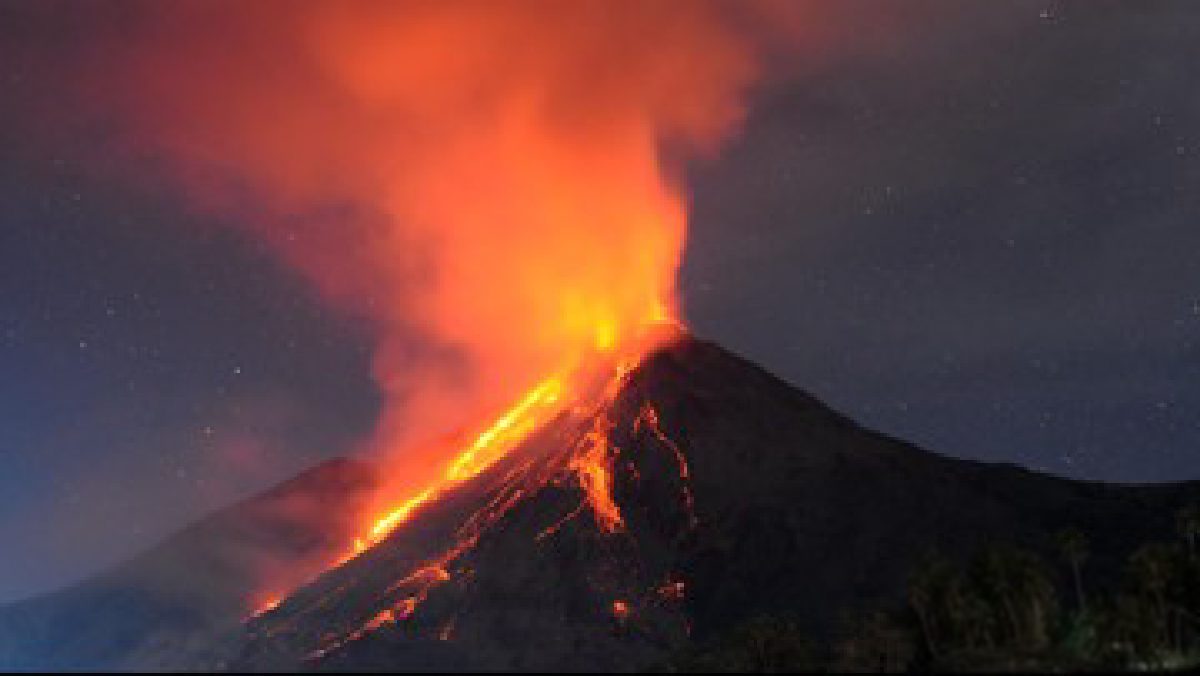 Gunung Karangetang Meletus, Kolom Lava Pijar 400 Meter Hantam Langit