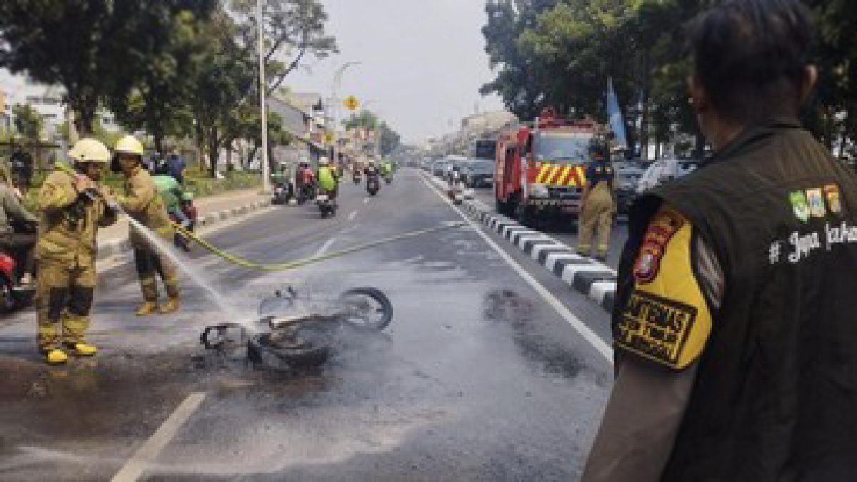 Motor Terbakar Usai Hindari Mobil Rem Mendadak, Korban Luka Lecet