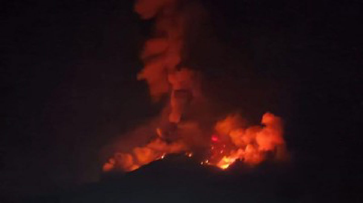 Gunung Karangetang Sulut Erupsi, Semburkan Lava Pijar