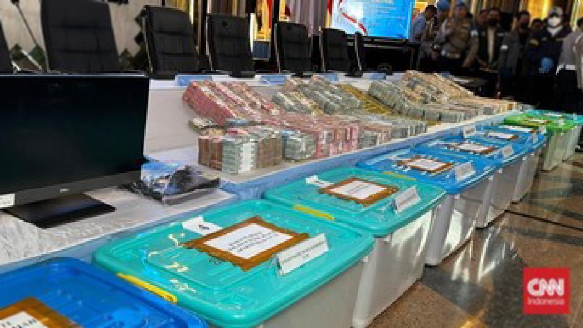 Polisi Pamerkan Bukti Dolar dan Emas Batangan Kasus Korupsi