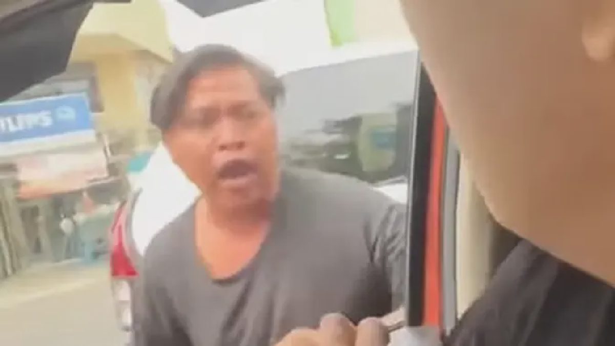Keributan Sopir Angkot dan Pengemudi Mobil di Kota Bekasi Macetkan Lalu Lintas