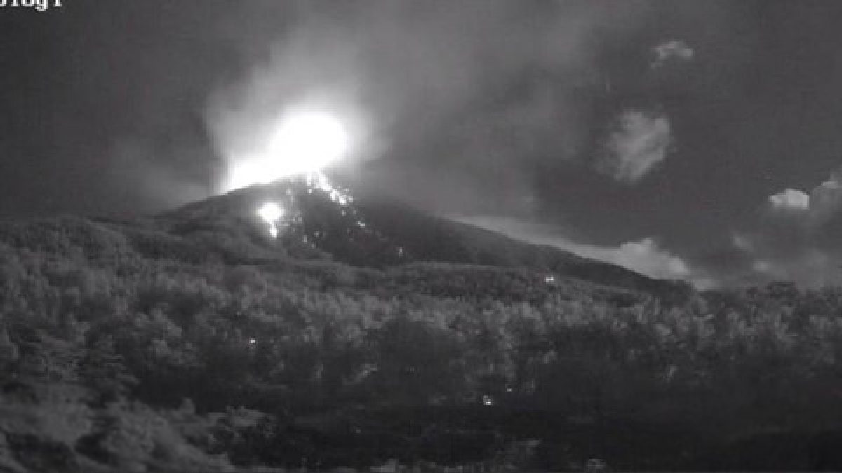 Gunung Karangetang Erupsi, Lava Pijar Mengalir 1 Km ke Tiga Arah