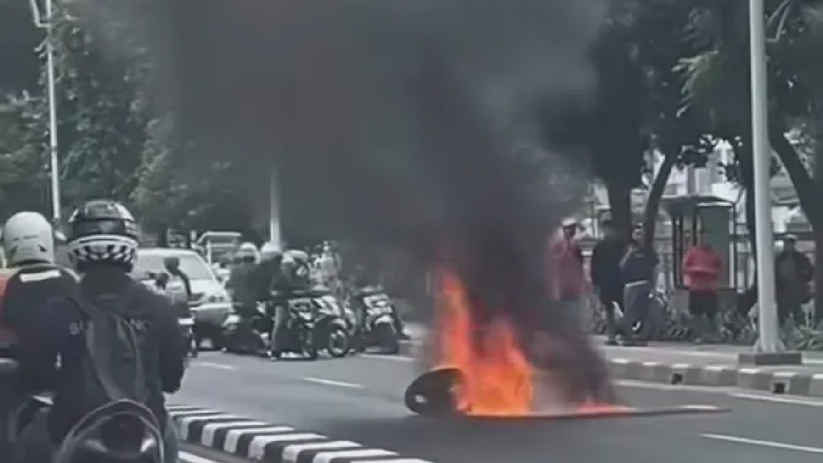 Yamaha R15 Hangus Terbakar di Dekat Rel Volvo Pasar Minggu