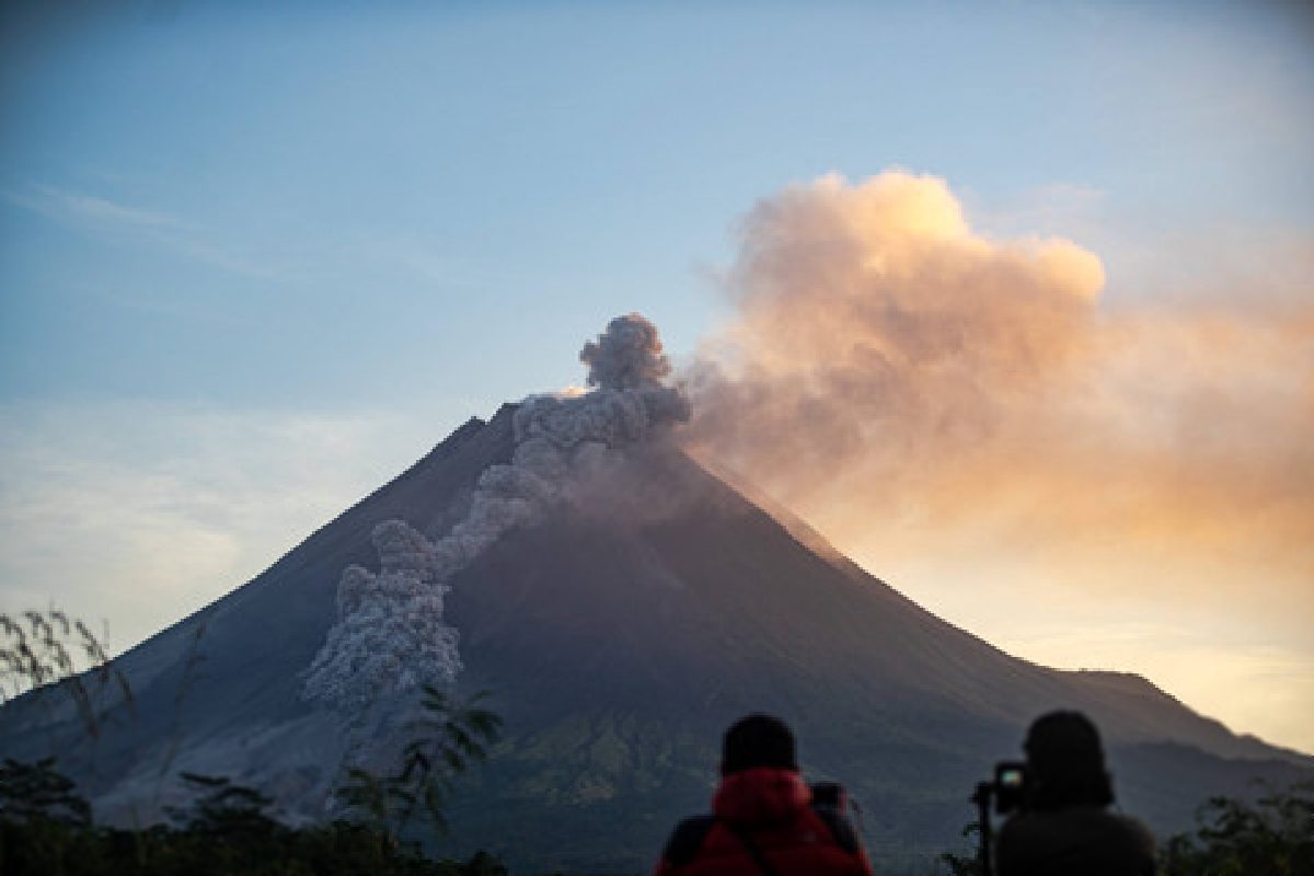Merapi Luncurkan Awan Panas 2 Km, Status Siaga Bertahan