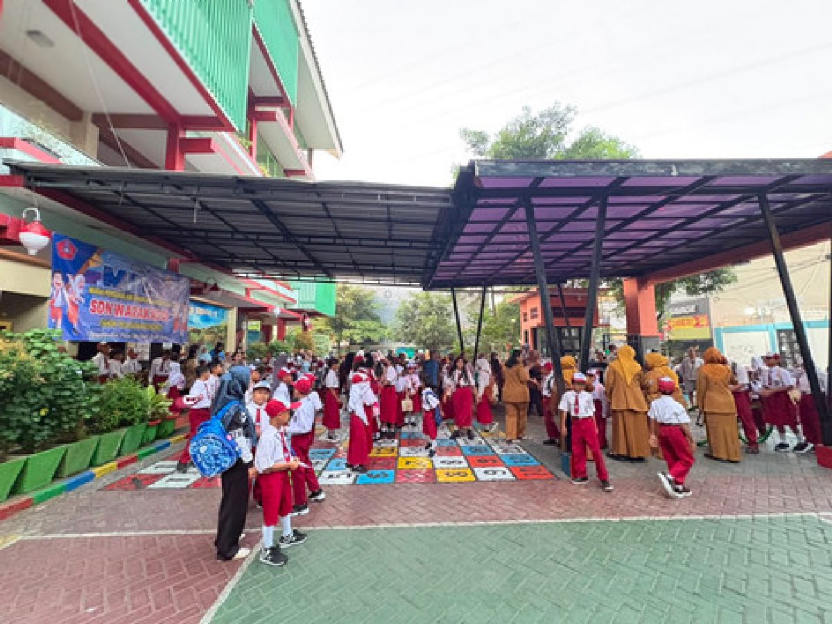 Orang Tua Ambil Cuti dan Bangun Subuh Demi Hari Pertama Sekolah