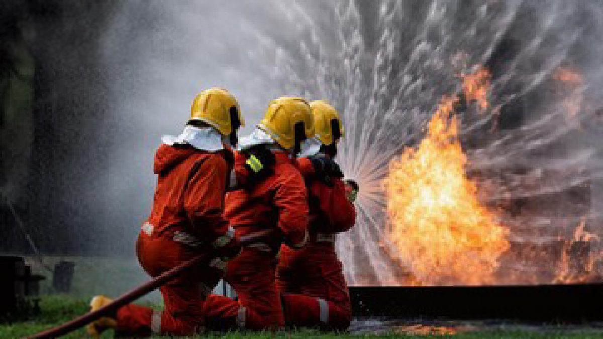 Pabrik Plastik di Tangerang Terbakar Hebat, Pekerja Panik Berhamburan Selamatkan Diri
