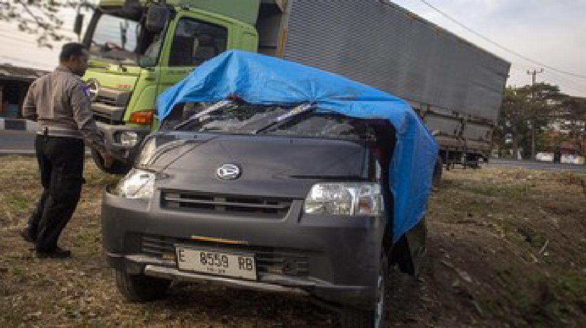 13 Tewas, Pikap Tamu Hajatan Tabrak Truk di Pantura Indramayu