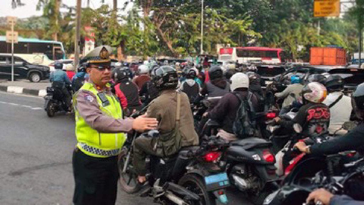 Hari Pertama Sekolah Picu Kemacetan Parah di TL Halim Cawang