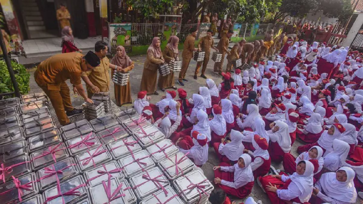 MBG Kembali Digelar, Siswa SDN Meruyung Depok Antusias