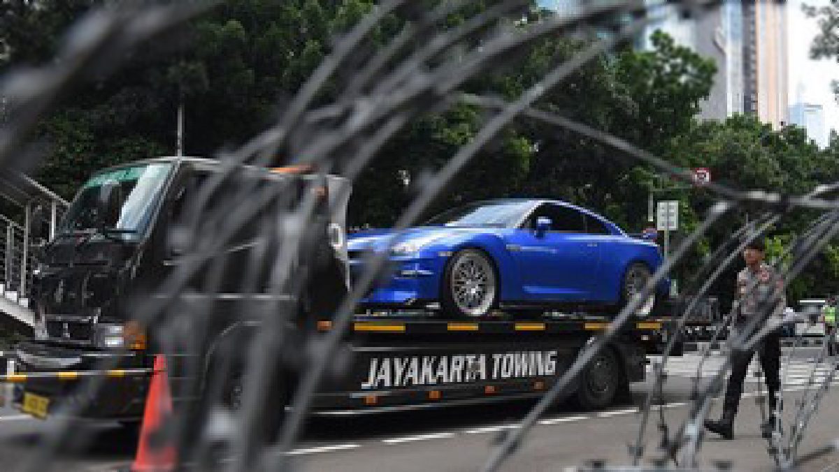 Mobil Mewah Tanpa Pelat Ditemukan di Jalan Layang Antasari, Polisi Buru Pemilik