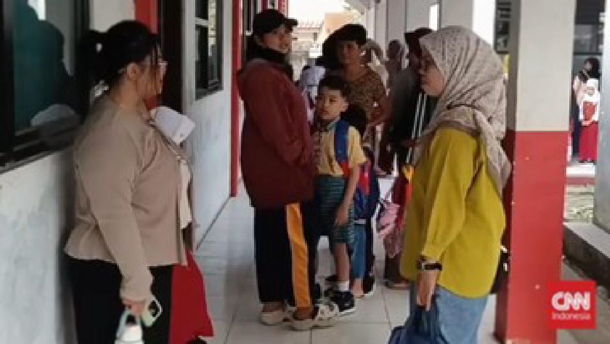 Ortu Siswa Ricuh Rebutkan Bangku Depan di Hari Pertama Sekolah Tangerang
