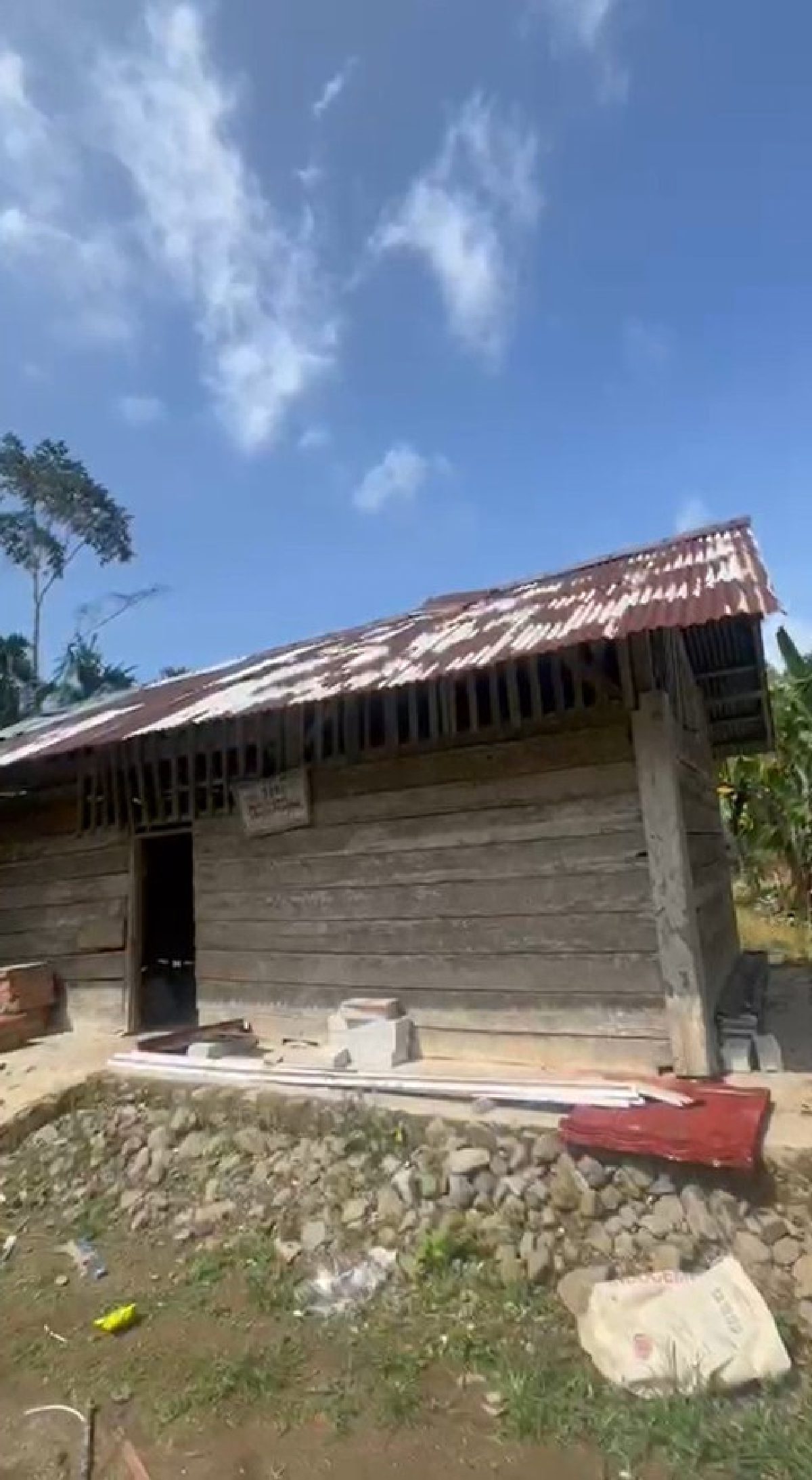 Warga Lampung Swadaya Bangun Sekolah: Atap Nipah, Dinding Kayu