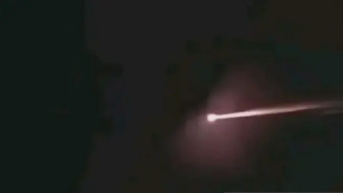Dentuman Meteor Gegerkan Langit Jawa, Warga Rekam Detik-Detik Jatuh