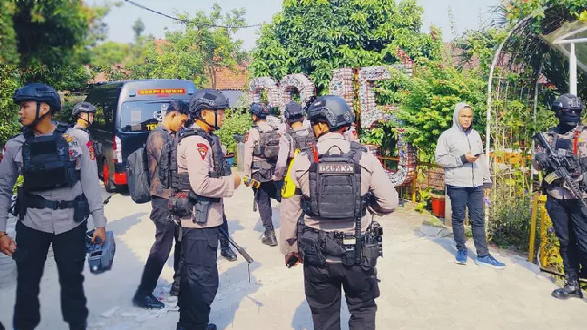 BREAKING: SDN Srengseng Sawah 15 Disisir Polisi Usai Teror Bom