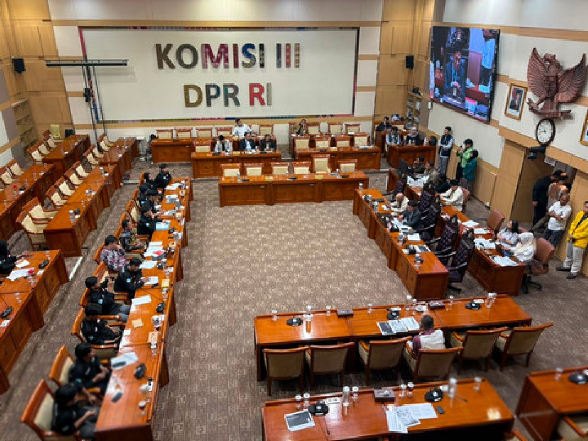 Tangis Ibu Korban Pembakaran Santri Pecah di RDPU DPR