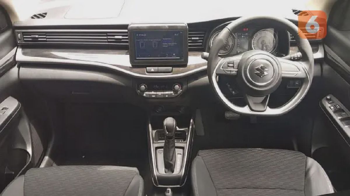 Suzuki XL7 Pamerkan Desain Dashboard Sporty dengan Aksen Karbon