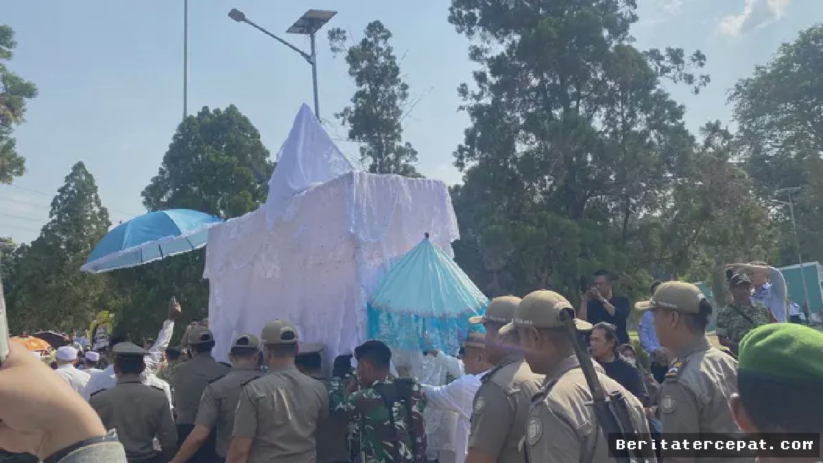 JAKARTA — Rachmat Gobel Dimakamkan di TMP Kalibata dengan Upacara Kenegaraan