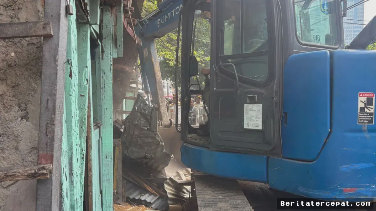 JAKARTA — Tujuh Bangunan Liar di Atas Saluran Air Diratakan Usai 25 Tahun